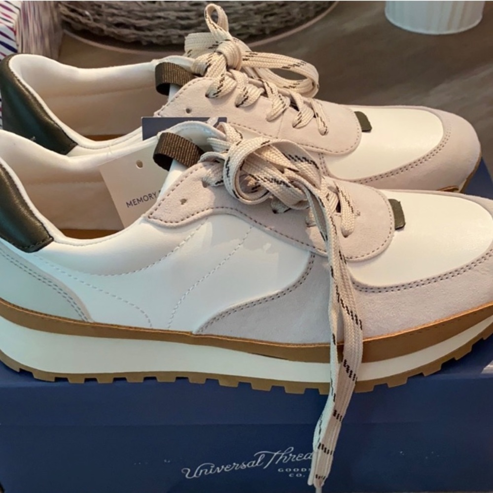 Universal Thread Maria Sneaker
